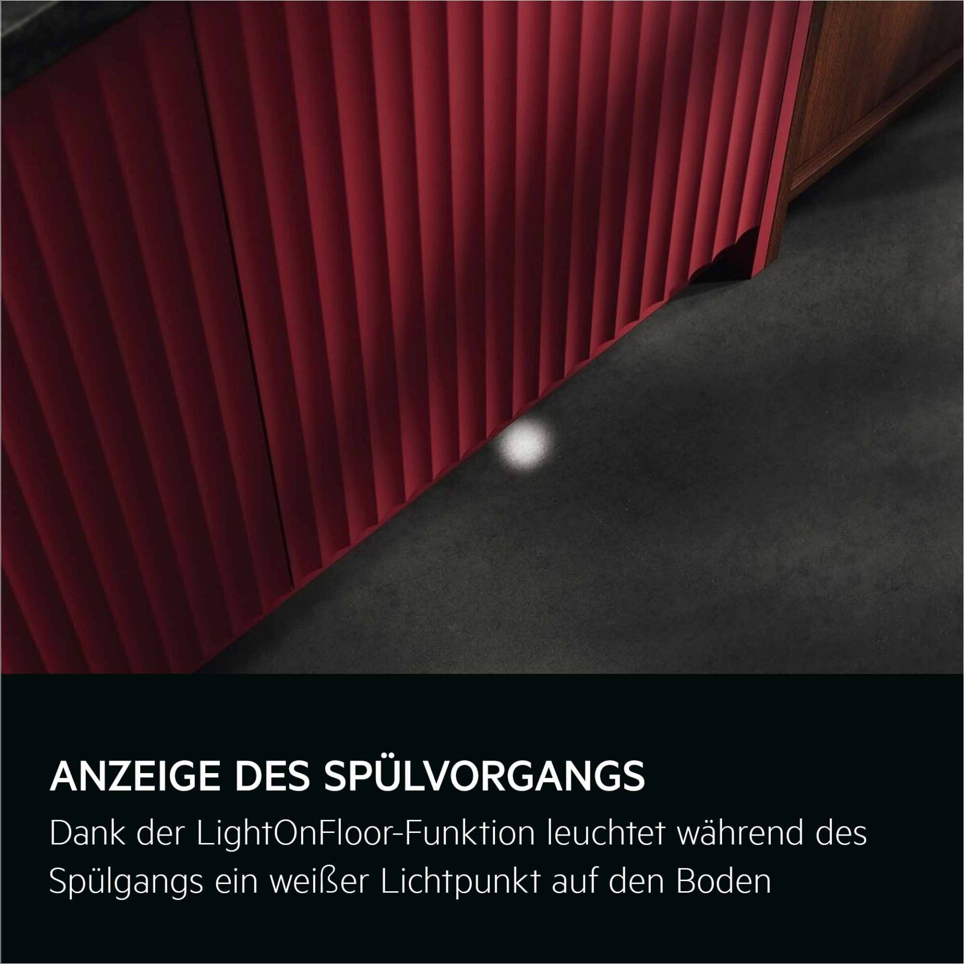 rot Vorhang, Samt, vertikale Falten, Boden, Spotlight